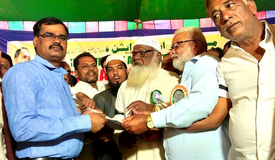 ಹುಮನಾಬಾದ್‍ನಲ್ಲಿ ಮುಸ್ಲಿಂ ವೆಲ್‌ಫೇರ್‌ ಅಸೋಸಿಯೇಷನ್‌ ಸಂಘಟನೆ ವತಿಯಿಂದ ಸೋಮವಾರ ಧರಣಿ ನಡೆಸಿ ತಹಶೀಲ್ದಾರ್ ನಾಗಯ್ಯ ಹಿರೇಮಠ ಅವರಿಗೆ ಮನವಿ ಸಲ್ಲಿಸಿದರು