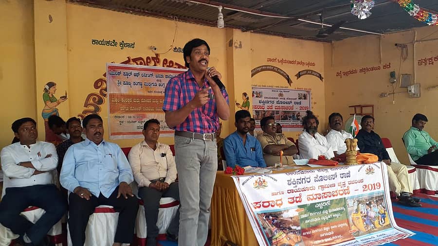 ಶಕ್ತಿನಗರ ಬಳಿಯ ದೇವಸೂಗೂರು ಗ್ರಾಮದ ಜನತಾ ಕಾಲೊನಿಯಲ್ಲಿ ಸೋಮವಾರ ಏರ್ಪಡಿಸಿದ್ದ ಕಾರ್ಯಾಗಾರದಲ್ಲಿ ರಾಯಚೂರು ಮಕ್ಕಳ ಸಹಾಯವಾಣಿ ಸಂಯೋಜಕ ಸುದರ್ಶನ ಅವರು ಮಾತನಾಡಿದರು