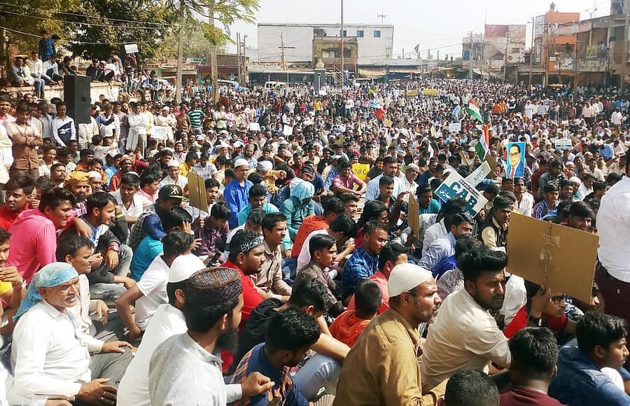 ಬಸವಕಲ್ಯಾಣದ ಮಹಾತ್ಮಗಾಂಧಿ ವೃತ್ತದಲ್ಲಿ ಸೋಮವಾರ ವಿವಿಧ ಮುಸ್ಲಿಂ ಸಂಘಟನೆಗಳಿಂದ ಪೌರತ್ವ ತಿದ್ದುಪಡಿ ಕಾಯ್ದೆಯನ್ನು ವಿರೋಧಿಸಿ ಧರಣಿ ನಡೆಸಲಾಯಿತು