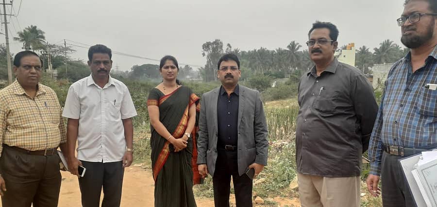 ಹೊಸಕೋಟೆಯ ಅಗಸನಕೆರೆ ಒತ್ತುವರಿ ದೂರಿನ ಅನ್ವಯ ಜಿಲ್ಲಾಧಿಕಾರಿ ರವೀಂದ್ರ, ತಹಶೀಲ್ದಾರ್ ಗೀತಾ, ನಗರಸಭೆ ಆಯುಕ್ತ ನಿಸಾರ್ ಅಹಮದ್ ಪರಿಶೀಲಿಸಿದರು
