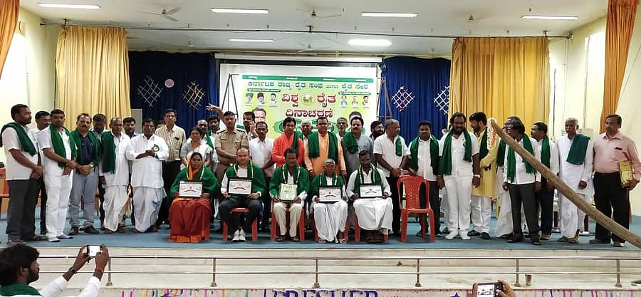 ಭೀಮರಾಯನಗುಡಿ ಕೃಷಿ ಮಹಾವಿದ್ಯಾಲಯದ ಸಭಾಂಗಣದಲ್ಲಿ ಕರ್ನಾಟಕ ರಾಜ್ಯ ರೈತ ಸಂಘದ ಆಶ್ರಯದಲ್ಲಿ ಸೋಮವಾರ ಹಮ್ಮಿಕೊಂಡಿದ್ದ ವಿಶ್ವ ರೈತ ದಿನಾಚರಣೆಯಲ್ಲಿ ರೈತರನ್ನು ಸನ್ಮಾನಿಸಲಾಯಿತು