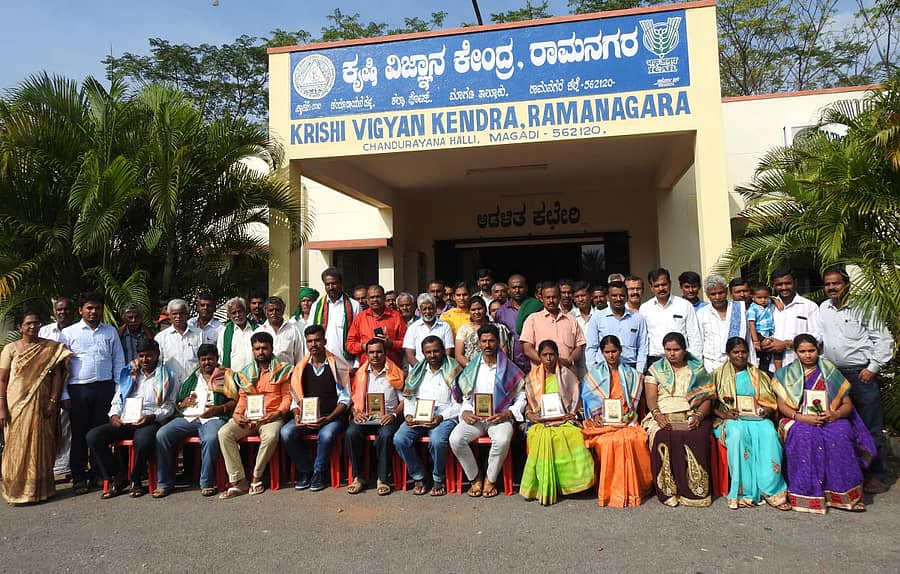 ಮಾಗಡಿ ಕೆವಿಕೆ ವತಿಯಿಂದ ಪ್ರಗತಿಪರ ರೈತರನ್ನು ಸನ್ಮಾನಿಸಲಾಯಿತು