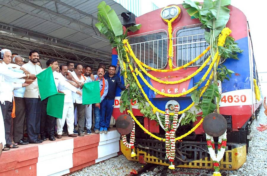 ಸಂಸದ ಎಸ್.ಮುನಿಸ್ವಾಮಿ ಕೋಲಾರ ಮತ್ತು ವೈಟ್ಫೀಲ್ಡ್ ನಡುವೆ ಸಂಚರಿಸುವ ರೈಲಿಗೆ ಸೋಮವಾರ ಹಸಿರು ನಿಶಾನೆ ತೋರಿದರು.