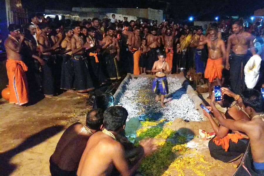 ಹನುಮಸಾಗರ ಸಮೀಪದ ತುಮರಿಕೊಪ್ಪ ಗ್ರಾಮದಲ್ಲಿ ಈಚೆಗೆ ಅಯ್ಯಪ್ಪಸ್ವಾಮಿ ಮಾಲಾಧಾರಿಗಳು ಪೂಜೆಯ ಬಳಿಕ ಅಗ್ನಿ ಪ್ರವೇಶ ಮಾಡಿದರು