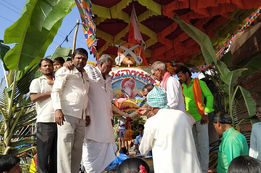 ಹನುಮಸಾಗರ ಸಮೀಪದ ಯರಗೇರಾ ಗ್ರಾಮದಲ್ಲಿ ಸೋಮವಾರ ಮಹರ್ಷಿ ವಾಲ್ಮೀಕಿ ವೃತ್ತವನ್ನು ಮುಖಂಡ ಚಂದಪ್ಪ ತಳವಾರ ಉದ್ಘಾಟಿಸಿದರು