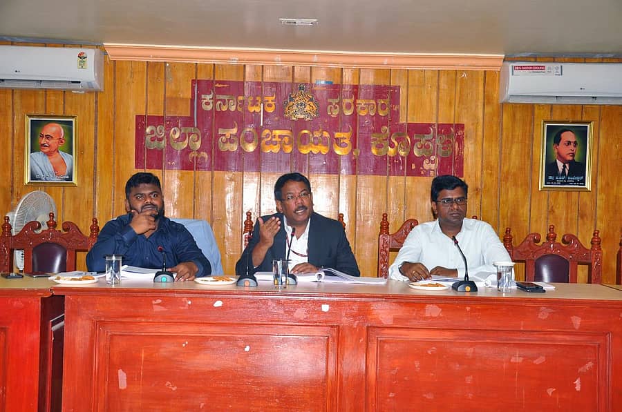 ಕೊಪ್ಪಳದ ಜಿಲ್ಲಾ ಪಂಚಾಯಿತಿಯ ಜೆ.ಎಚ್.ಪಟೇಲ್ ಸಭಾಂಗಣದಲ್ಲಿ ನಡೆದ ಜಿಲ್ಲಾಮಟ್ಟದ ಪ್ರಗತಿ ಪರಿಶೀಲನಾ ಸಭೆಯಲ್ಲಿ ಜಿಲ್ಲಾ ಉಸ್ತುವಾರಿ ಕಾರ್ಯದರ್ಶಿ ಮಂಜುನಾಥ ಪ್ರಸಾದ್ ಎನ್ ಮಾತನಾಡಿದರು