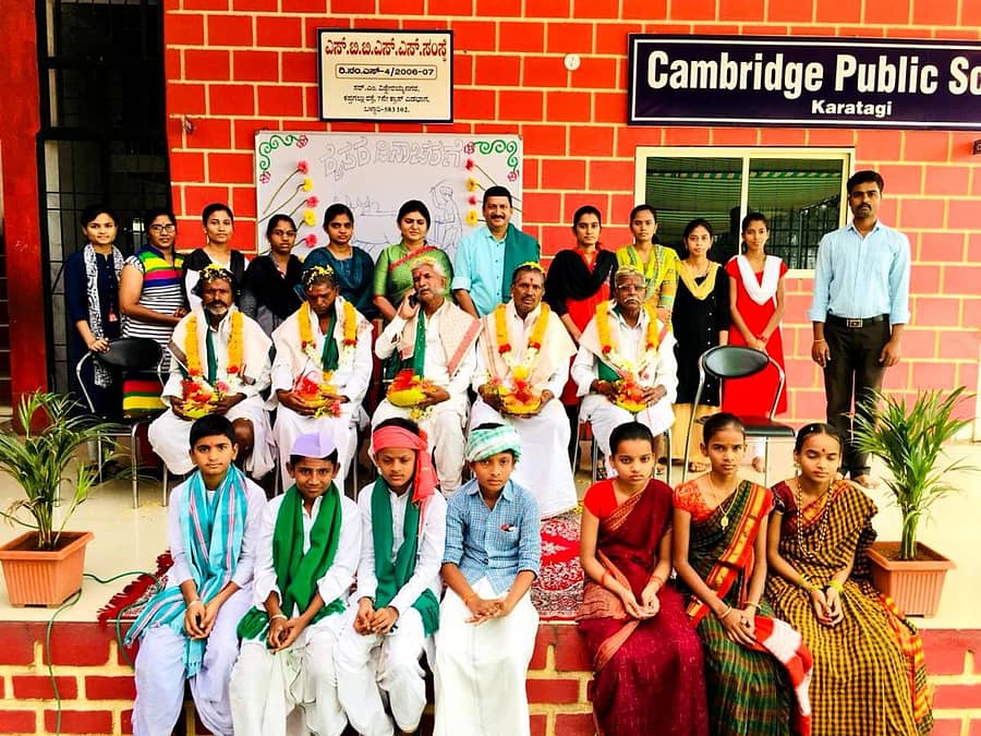 ಕಾರಟಗಿಯ ಕೇಂಬ್ರಿಡ್ಜ್‌ ಪಬ್ಲಿಕ್‌ ಸ್ಕೂಲ್‌ನಲ್ಲಿ ರೈತರಿಗೆ ಪಾದಪೂಜೆ ಮಾಡಿ, ಸನ್ಮಾನಿಸಲಾಯಿತು. ವಿಶಿಷ್ಟ ಕಾರ್ಯಕ್ರಮದಲ್ಲಿ ವಿದ್ಯಾರ್ಥಿಗಳು ರೈತರ ವೇಷದಲ್ಲಿ ಕಂಗೊಳಿಸಿದರು