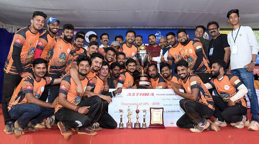 ಹುಬ್ಬಳ್ಳಿಯಲ್ಲಿ ಭಾನುವಾರ ನಡೆದ ಅಸ್ತ್ರ ಪ್ರೀಮಿಯರ್ ಲೀಗ್ ಕ್ರಿಕೆಟ್ ಟೂರ್ನಿಯಲ್ಲಿ ಚಾಂಪಿಯನ್ ಆದ ಉಡುಪಿ ಹಾಸ್ಟೆಟಲಿಟಿ ಸರ್ವಿಸ್ ತಂಡದವರು