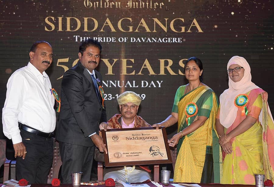 ದಾವಣಗೆರೆಯ ಸಿದ್ದಗಂಗಾ ಶಾಲೆಯಲ್ಲಿ ಆಯೋಜಿಸಿದ್ದ ಸಿದ್ದಗಂಗಾ ಪದವಿ ಪೂರ್ವ ಕಾಲೇಜಿನ 50ನೇ ವಾರ್ಷಿಕ ಸಂಭ್ರಮದಲ್ಲಿ ಜಿಲ್ಲಾಧಿಕಾರಿ ಮಹಾಂತೇಶ ಬೀಳಗಿ ಅವರನ್ನು ಸನ್ಮಾನಿಸಿದರು
