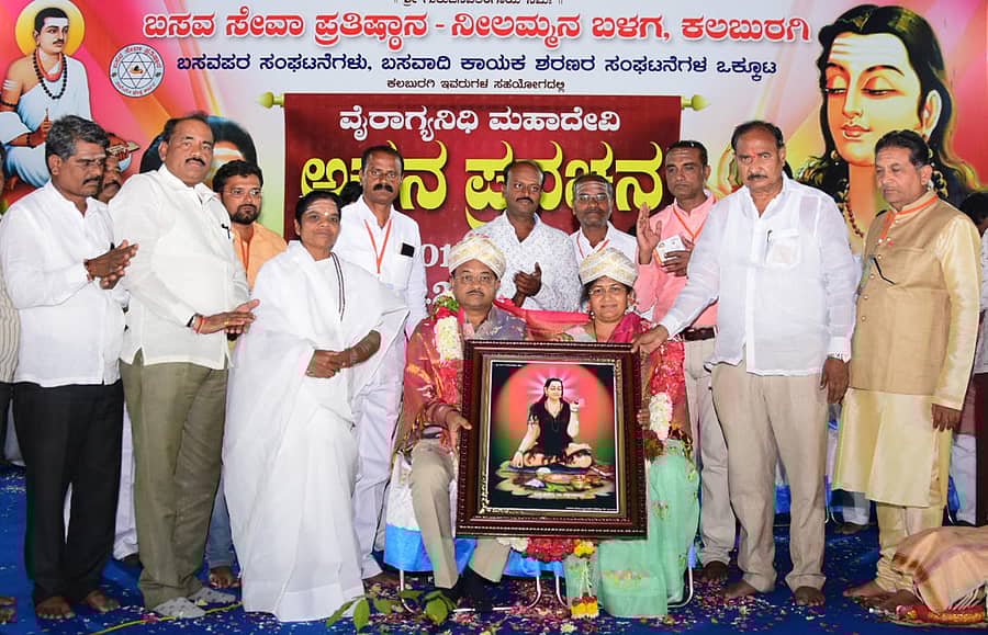 ಕಲಬುರ್ಗಿಯಲ್ಲಿ ಸೋಮವಾರ ಸಚಿವೆ ಶಶಿಕಲಾ ಜೊಲ್ಲೆ ಮತ್ತು ಸಂಸದ ಅಣ್ಣಾರಾವ್ ಜೊಲ್ಲೆ ದಂಪತಿಯನ್ನು ಸನ್ಮಾನಿಸಲಾಯಿತು