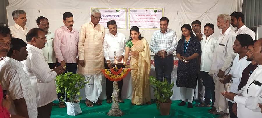 ದೇವದುರ್ಗ ಪಟ್ಟಣದಲ್ಲಿ ಸೋಮವಾರ ಕೃಷಿ ಇಲಾಖೆಯ ವತಿಯಿಂದ ಏರ್ಪಡಿಸಲಾಗಿದ್ದ ರೈತ ದಿನಾಚರಣೆಯನ್ನು ಗಣ್ಯರು ಉದ್ಘಾಟಿಸಿದರು