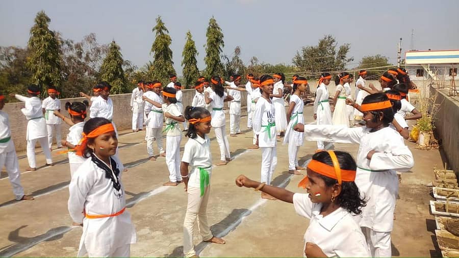 ಸಂಗಮೇಶ್ವರ ಪ್ರಾಥಮಿಕ ಶಾಲೆ ವಿದ್ಯಾರ್ಥಿಗಳು ‘ಫಿಟ್ ಇಂಡಿಯಾ ಶಾಲಾ ಸಪ್ತಾಹ’ದ ಅಂಗವಾಗಿ ಕರಾಟೆ ತರಬೇತಿಯಲ್ಲಿ ನಿರತರಾಗಿರುವುದು