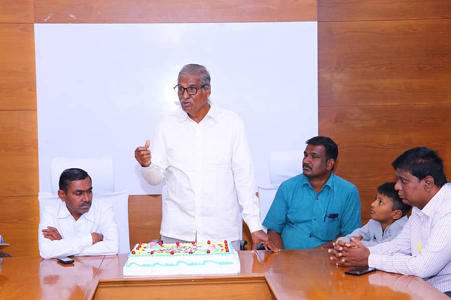 ಕೊಪ್ಪಳದ ಪ್ರವಾಸಿ ಮಂದಿರದಲ್ಲಿ ಬುಧವಾರ ನಡೆದ ಗೌಡ್ರ ಋಣ ಕಿರುಚಿತ್ರ ಸಂಭ್ರಮಾಚರಣೆಯಲ್ಲಿ ಸಾಹಿತಿ ಅಲ್ಲಮಪ್ರಭು ಬೆಟ್ಟದೂರು ಇದ್ದರು