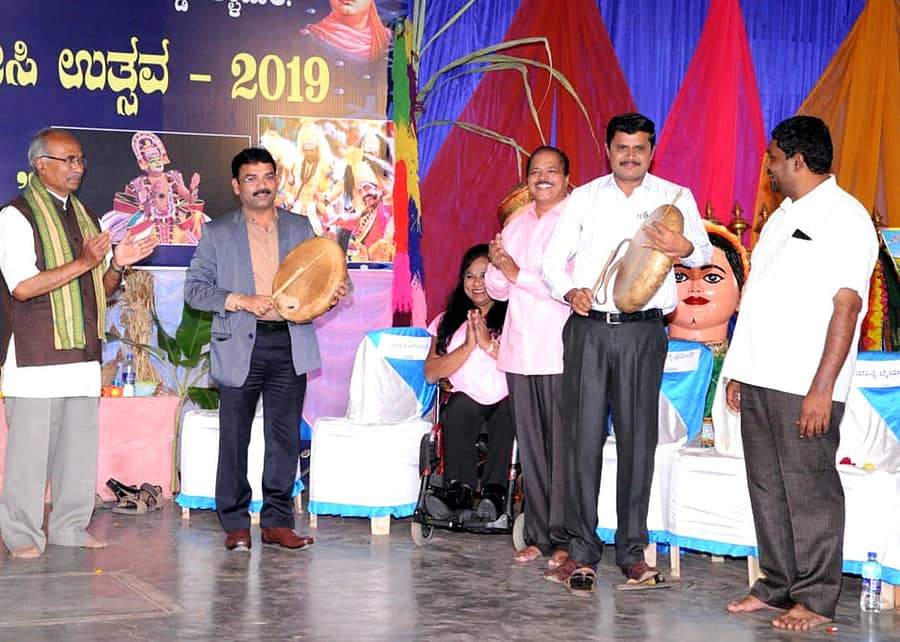 ಶಾಲಾ ವಾರ್ಷಿಕೋತ್ಸವ ಹಾಗೂ ಜಾನಪದ ಕಲೋತ್ಸವ-2019 ಅನ್ನು ಜಿಲ್ಲಾಧಿಕಾರಿ ಪಿ.ಎನ್‌.ರವೀಂದ್ರ ತಮಟೆ ಬಾರಿಸುವ ಮೂಲಕ ಉದ್ಘಾಟಿಸಿದರು