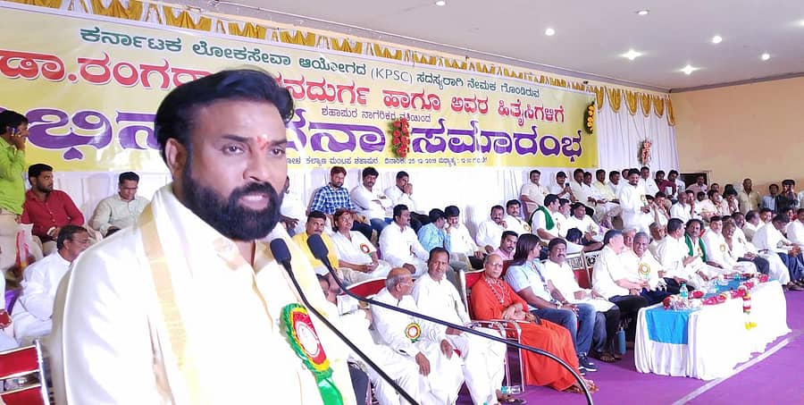 ಶಹಾಪುರ ಆರಬೋಳ ಕಲ್ಯಾಣ ಮಂಟಪದಲ್ಲಿ ಬುಧವಾರ ಕೆಪಿಎಸ್ಸಿ ಸದಸ್ಯರಾಗಿ ನೇಮಕಗೊಂಡಿರುವ ಡಾ.ರಂಗರಾಜ ವನದುರ್ಗ ಅವರ ಅಭಿನಂದನಾ ಸಮಾರಂಭದಲ್ಲಿ ಸಚಿವ ಬಿ.ಶ್ರೀರಾಮುಲು ಮಾತನಾಡಿದರು. (ಎಡಚಿತ್ರ) ಕಾರ್ಯಕ್ರಮದಲ್ಲಿ ಭಾಗವಹಿಸಿದ ಜನಸ್ತೋಮ