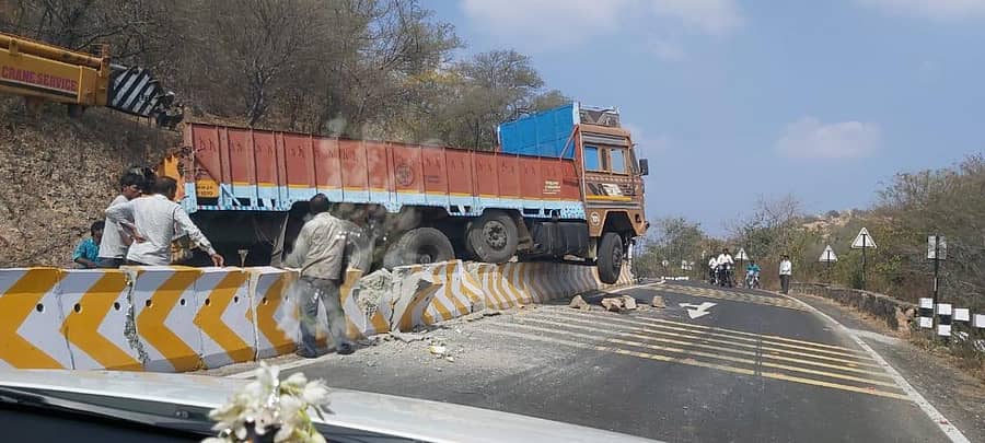 ಯಾದಗಿರಿ ತಾಲ್ಲೂಕಿನ ಹತ್ತಿಕುಣಿ ಬಳಿಯ ಸೌದಾಗರ ತಿರುವು ರಸ್ತೆಯ ಡಿವೈಡರ್ಗೆ ಲಾರಿ ಗುದ್ದಿರುವುದು