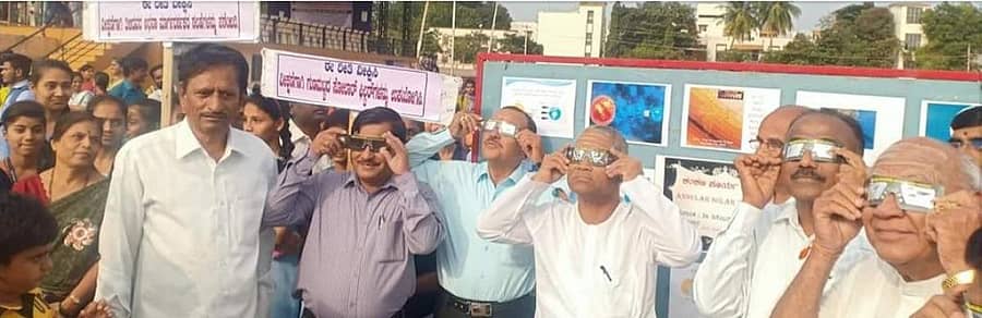ಬಾಗಲಕೋಟೆಯ ಬಿ.ವಿ.ವಿ ಸಂಘದ ಮೈದಾನದಲ್ಲಿ ಗುರುವಾರ ಶಾಸಕ ವೀರಣ್ಣ ಚರಂತಿಮಠ ನೇತೃತ್ವದಲ್ಲಿ ಕಂಕಣ ಸೂರ್ಯಗ್ರಹಣ ವೀಕ್ಷಣೆ ಮಾಡಲಾಯಿತು