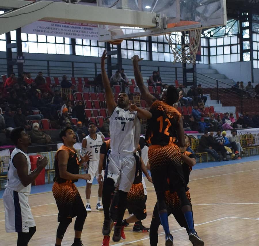 ರೈಲ್ವೇಸ್ ಎದುರಿನ ಪಂದ್ಯದಲ್ಲಿ ಕರ್ನಾಟಕದ ಅನಿಲ್ಕುಮಾರ್ (ಬಿಳಿ ಪೋಷಾಕು) ಪಾಯಿಂಟ್ಸ್ ಗಳಿಸಿದ ಕ್ಷಣ