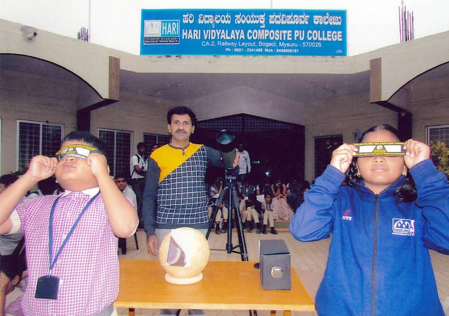 ಮೈಸೂರಿನ ಹರಿ ವಿದ್ಯಾಲಯ ಬೋಗಾದಿ ಶಾಲೆಯಲ್ಲಿ ಗುರುವಾರ ಸೂರ್ಯಗ್ರಹಣವನ್ನು ವಿದ್ಯಾರ್ಥಿಗಳು ವೀಕ್ಷಿಸಿದರು