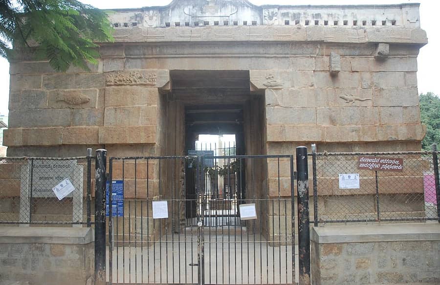 ಕಂಕಣ ಸೂರ್ಯ ಗ್ರಹಣದ ಹಿನ್ನೆಲೆಯಲ್ಲಿ ಕೋಲಾರದ ಕೋಲಾರಮ್ಮ ದೇವಸ್ಥಾನವನ್ನು ಗುರುವಾರ ಬೆಳಿಗ್ಗೆ ಮುಚ್ಚಲಾಗಿತ್ತು.