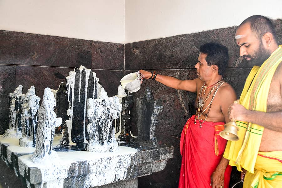 ಗ್ರಹಣ ಮುಗಿದ ಬಳಿಕ ಕಾಡು ಮಲ್ಲೇಶ್ವರ ದೇವಸ್ಥಾನದಲ್ಲಿ ನವಗ್ರಹಗಳ ವಿಗ್ರಹಗಳಿಗೆ ವಿಶೇಷ ಅಭಿಷೇಕ ಮಾಡಲಾಯಿತು –ಪ್ರಜಾವಾಣಿ ಚಿತ್ರ