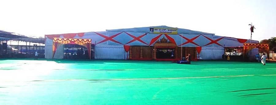 ಕುಂದಾಪುರ ಸಮೀಪದ ಕೋಟೇಶ್ವರದ ವರದರಾಜ ಎಂ.ಶೆಟ್ಟಿ ಸರ್ಕಾರಿ  ಪ್ರಥಮ ದರ್ಜೆ ಕಾಲೇಜಿನ ಆವರಣದಲ್ಲಿ ನಡೆಯಲಿರುವ  10ನೇ ಅಖಿಲ ಕರ್ನಾಟಕ ಬ್ರಾಹ್ಮಣ ಮಹಾ ಸಮ್ಮೇಳನಕ್ಕಾಗಿ ಹಾಕಿರುವ ಡಾ.ವಿ.ಎಸ್‌.ಆಚಾರ್ಯ ಸಭಾಂಗಣ ವೇದಿಕೆ. 