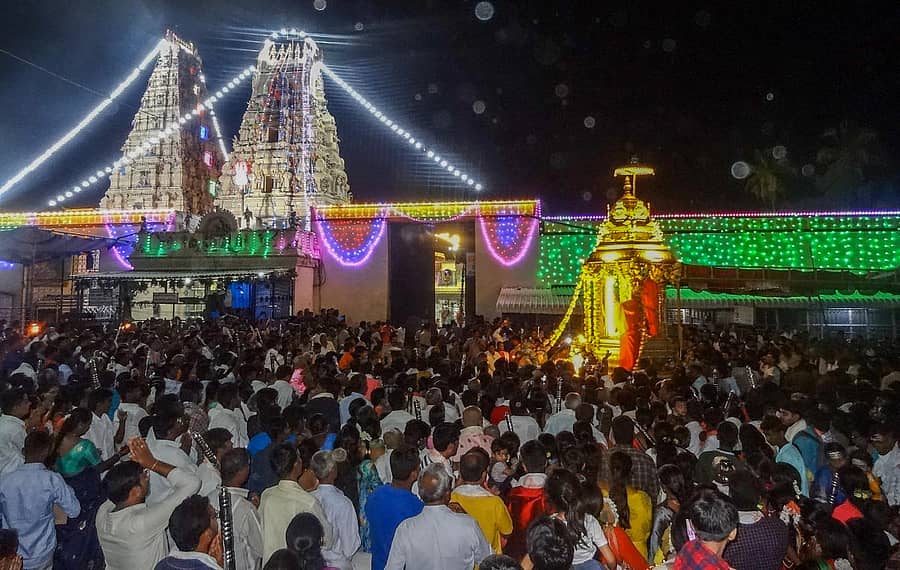 ಚಿನ್ನದ ರಥೋತ್ಸವದಲ್ಲಿ ಭಾಗಿಯಾಗಿದ್ದ ಭಕ್ತಸಮೂಹ –ಪ್ರಜಾವಾಣಿ ಚಿತ್ರ/ ಜಿ.ಪ್ರದೀಪ್ ಕುಮಾರ್