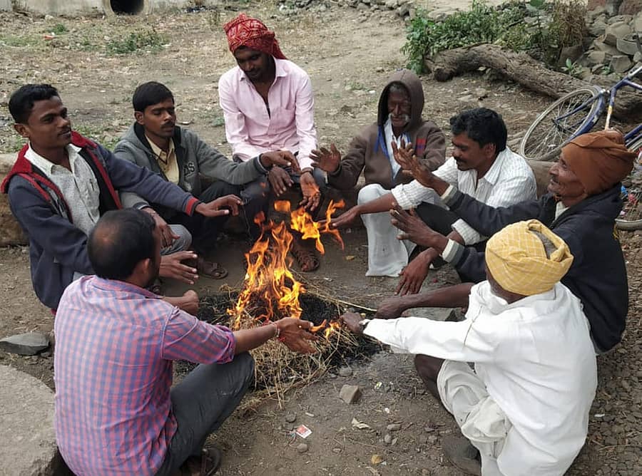 ಔರಾದ್ ತಾಲ್ಲೂಕಿನ ಬೋರಗಿ ಗ್ರಾಮದಲ್ಲಿ ವಿಪರೀತ ಚಳಿಯಿಂದಾಗಿ ಬೆಂಕಿ ಕಾಯಿಸಿಕೊಂಡ ಗ್ರಾಮಸ್ಥರು