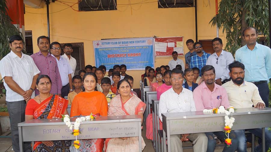 ರೋಟರಿ ಕ್ಲಬ್ ಆಫ್ ಬೀದರ್ ನ್ಯೂ ಸೆಂಚುರಿಯು ಬೀದರ್ ತಾಲ್ಲೂಕಿನ ಚಿಮಕೋಡದ ಯಲ್ಲಾಲಿಂಗೇಶ್ವರ ಪ್ರೌಢಶಾಲೆಗೆ ಕೊಡುಗೆಯಾಗಿ ನೀಡಿದ ಬೆಂಚ್ಗಳ ಮೇಲೆ ಕುಳಿತ ಕ್ಲಬ್ ಸದಸ್ಯರು ಹಾಗೂ ವಿದ್ಯಾರ್ಥಿಗಳು