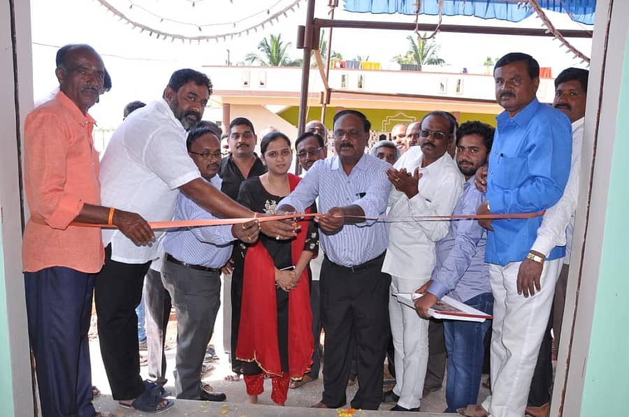 ನಾಯನಹಳ್ಳಿ ಹಾಲು ಉತ್ಪಾದಕರ ಸಹಕಾರ ಸಂಘದ ನೂತನ ಕಟ್ಟಡವನ್ನು ಕೋಚಿಮುಲ್ ನಿರ್ದೇಶಕ ಎನ್.ಸಿ.ವೆಂಕಟೇಶ್ ಉದ್ಘಾಟಿಸಿದರು.