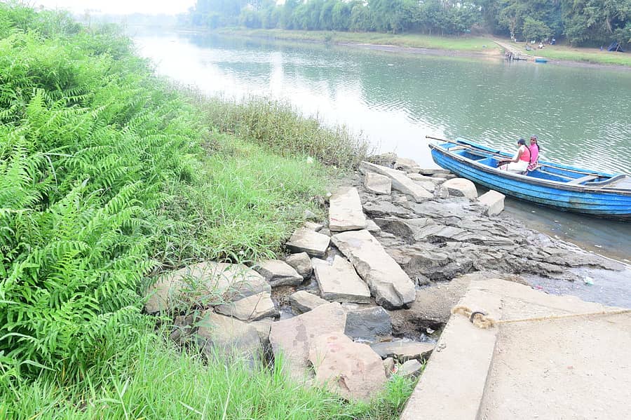 ಕಪಿಲಾ ನದಿಗೆ ಗ್ರಾಮದ ಚರಂಡಿ ನೀರು ಸೇರುತ್ತಿರುವುದು
