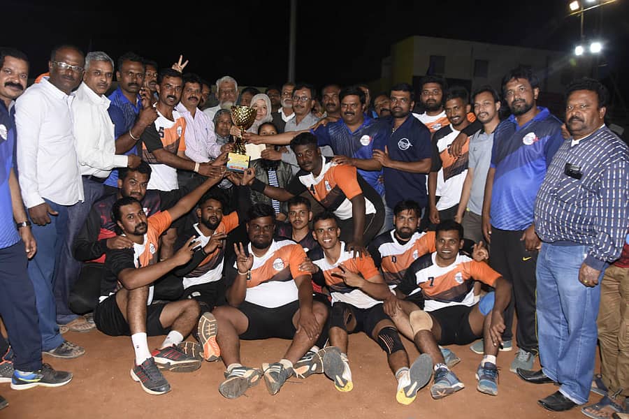 ಪುರುಷರ ವಿಭಾಗದಲ್ಲಿ ಗೆಲುವು ಸಾಧಿಸಿದ ಚಿತ್ರದುರ್ಗ ತಂಡ ಬಹುಮಾನ ಸ್ವೀಕರಿಸಿತು.