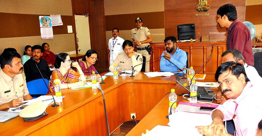 ಕೊಪ್ಪಳದ ಜಿಲ್ಲಾಧಿಕಾರಿ ಕಚೇರಿ ಸಭಾಂಗಣದಲ್ಲಿ ನಡೆದ ಸಭೆಯಲ್ಲಿ ಜಿಲ್ಲಾಧಿಕಾರಿ ಪಿ.ಸುನೀಲ್ಕುಮಾರ್ ಮಾತನಾಡಿದರು