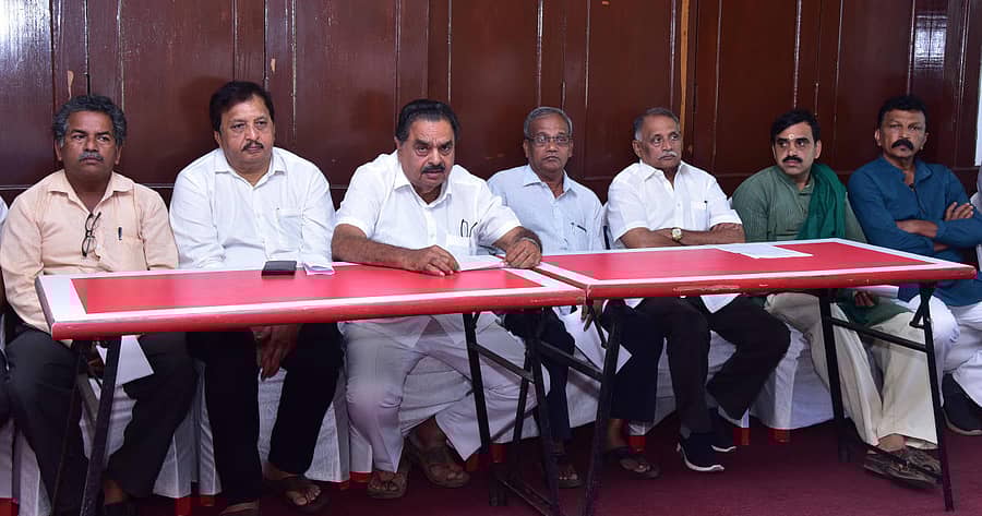 ಮಂಗಳೂರಿನಲ್ಲಿ ಮಂಗಳವಾರ ಜಾತ್ಯತೀತ ಪಕ್ಷ ಹಾಗೂ ಸಂಘಟನೆಗಳು ನಡೆಸಿದ ಪತ್ರಿಕಾಗೋಷ್ಠಿಯಲ್ಲಿ ಮಾಜಿ ಸಚಿವ ಬಿ. ರಮಾನಾಥ ರೈ ಮಾತನಾಡಿದರು