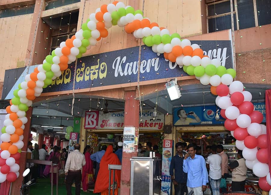 ಹೊಸ ವರ್ಷದ ಪ್ರಯುಕ್ತ ಗ್ರಾಹಕರನ್ನು ಸೆಳೆಯಲು ಬೀದರ್ನಲ್ಲಿ ಬೇಕರಿಯೊಂದಕ್ಕೆ ವಿಶೇಷ ಅಲಂಕಾರ ಮಾಡಲಾಗಿತ್ತು