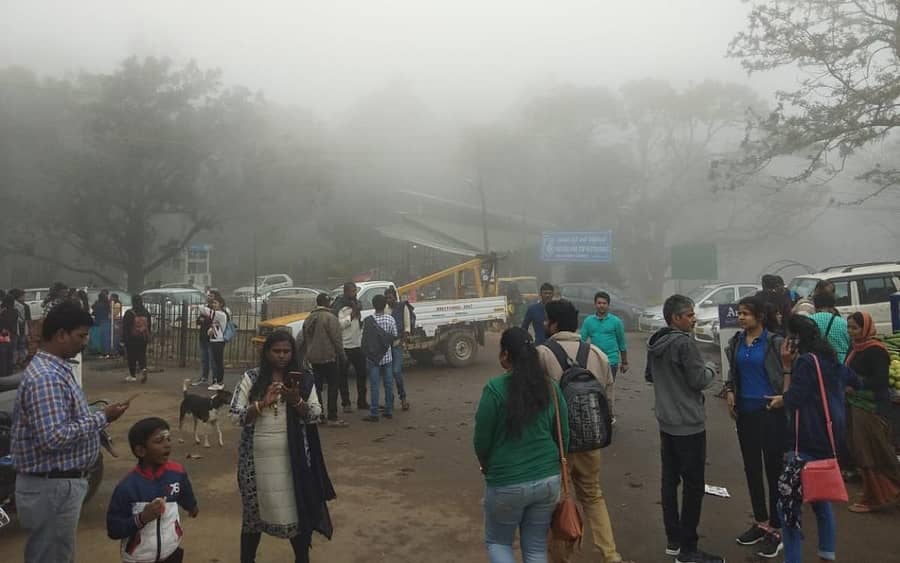 ಹೊಸ ವರ್ಷಾಚರಣೆಗೆ ನಂದಿಬೆಟ್ಟಕ್ಕೆ ಬಂದ ಜನರು