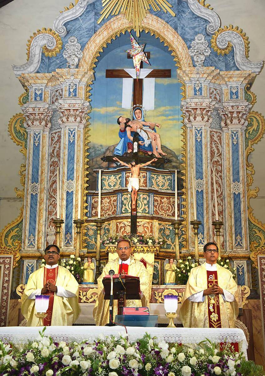 ಮಂಗಳೂರಿನ ಬಿಷಪ್ ಹೌಸ್ನಲ್ಲಿ ಮಂಗಳವಾರ ರಾತ್ರಿ ಬಿಷಪ್ ರೆ.ಡಾ.ಪೀಟರ್ ಪಾವ್ಲ್ ಸಲ್ಡಾನ ವಿಶೇಷ ಬಲಿಪೂಜೆ ನೆರವೇರಿಸಿದರು.