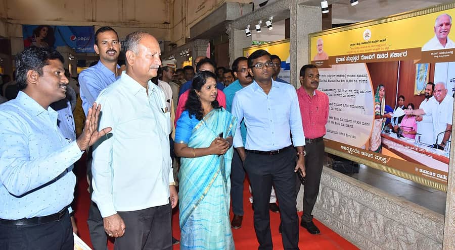 ಹುಬ್ಬಳ್ಳಿಯ ಹೊಸ ಬಸ್‌ ನಿಲ್ದಾಣದಲ್ಲಿ ಬುಧವಾರ ಆರಂಭವಾದ ರಾಜ್ಯ ಸರ್ಕಾರದ ನೂರು ದಿನಗಳ ಸಾಧನೆ ಮತ್ತು ಸರ್ಕಾರದ ಯೋಜನೆ ಬಿಂಬಿಸುವ ವಸ್ತು ಪ್ರದರ್ಶನವನ್ನು ವಾಯುವ್ಯ ಕರ್ನಾಟಕ ರಸ್ತೆ ಸಾರಿಗೆ ಸಂಸ್ಥೆ ಅಧ್ಯಕ್ಷ ಎಸ್‌.ವಿ. ಪಾಟೀಲ, ದೀಪಾ ಚೋಳನ್‌, ರಾಜೇಂದ್ರ ಚೋಳನ್ ವೀಕ್ಷಿಸಿದರು