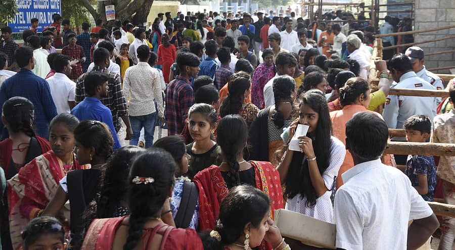 ಚಿತ್ರದುರ್ಗದಲ್ಲಿ ಬುಧವಾರ ಹೊಸ ವರ್ಷ ಸಂಭ್ರಮಿಸಲು ಬಂದಿದ್ದ ಸಾವಿರಾರು ಮಂದಿ ಪ್ರವಾಸಿಗರು ಕೋಟೆ ದ್ವಾರದ ಕೌಂಟರ್ ಮುಂಭಾಗದಲ್ಲಿ ಟಿಕೆಟ್ ಪಡೆಯಲು ನಿಂತಿರುವುದು