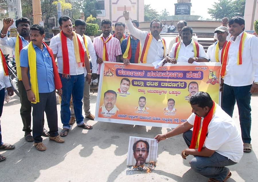 ಬೆಳಗಾವಿಯಲ್ಲಿನ ಮಹಾರಾಷ್ಟ್ರ ಏಕೀಕರಣ ಸಮಿತಿಯನ್ನು ನಿಷೇಧಿಸಬೇಕು ಎಂದು ಆಗ್ರಹಿಸಿ ಕರ್ನಾಟಕ ನವನಿರ್ಮಾಣ ಸೇನೆ ಸದಸ್ಯರು ದಾವಣಗೆರೆಯ ಜಯದೇವ ವೃತ್ತದಲ್ಲಿ ಪ್ರತಿಭಟನೆ ನಡೆಸಿದರು –ಪ್ರಜಾವಾಣಿ ಚಿತ್ರ