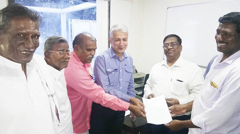 ಕೆರೆ ಹೋರಾಟ ಸಮಿತಿಯ ಪದಾಧಿಕಾರಿಗಳು ಜಿಂದಾಲ್ನ ರಾಜಶೇಖರ್ ಪಟ್ಟಣಶೆಟ್ಟಿ ಅವರಿಗೆ ಮನವಿ ಪತ್ರ ಸಲ್ಲಿಸಿದರು