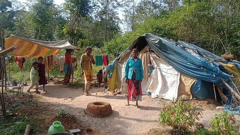ಕುಶಾಲನಗರ ಸಮೀಪದ ತ್ಯಾಗತ್ತೂರು ಗಿರಿಜನ ಹಾಡಿಯಲ್ಲಿ ಟಾರ್ಪಲ್‌ನಿಂದ ಗುಡಿಸಲು ನಿರ್ಮಿಸಿಕೊಂಡು ವಾಸವಾಗಿರುವ ಗಿರಿಜನರು (ಎಡಚಿತ್ರ). ಹಾಡಿಯಲ್ಲಿರುವ ಕಿರು ನೀರಿನ ಘಟಕ ಹಾಳಾಗಿದ್ದು, ಇನ್ನೂ ದುರಸ್ತಿಗೊಳಿಸಿಲ್ಲ
