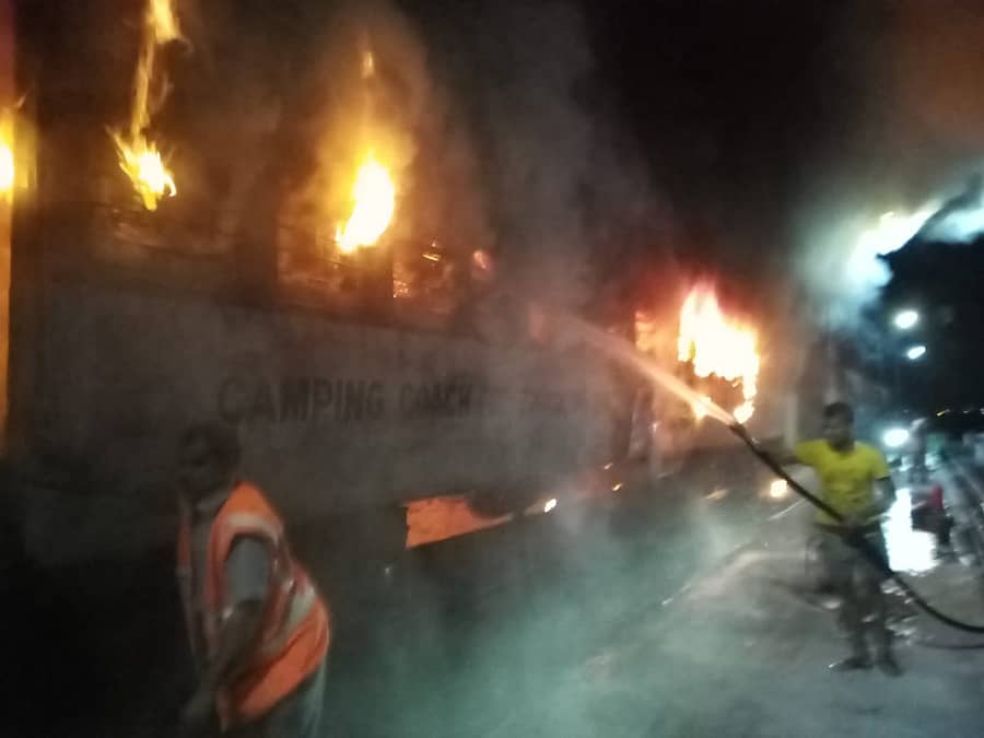 ಕಲಬುರ್ಗಿ ರೈಲು ನಿಲ್ದಾಣದಲ್ಲಿ ನಿಂತಿದ್ದ ಸರಕು ಸಾಗಣೆ ರೈಲಿಗೆ ಹೊತ್ತಿಕೊಂಡ ಬೆಂಕಿ ನಂದಿಸಲು ಅಗ್ನಿಶಾಮಕ ಸಿಬ್ಬಂದಿ ಶ್ರಮಿಸಿದರು.