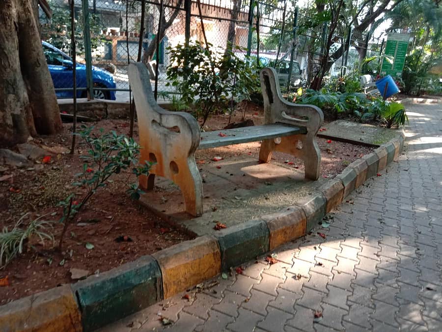 ವಿಶ್ವೇಶ್ವರಯ್ಯ ಉದ್ಯಾನದಲ್ಲಿ ಬೆಂಚ್ ಹಾಳಾಗಿದೆ.