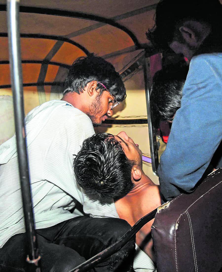 ಅತಿಯಾಗಿ ಮದ್ಯ ಸೇವಿಸಿ ಅರೆ ಪ್ರಜ್ಞಾವಸ್ಥೆಗೆ ತಲುಪಿದ್ದ ಯುವಕನನ್ನು ಆಟೊದಲ್ಲಿ ಆಸ್ಪತ್ರೆಗೆ ಕರೆದೊಯ್ಯಲಾಯಿತು