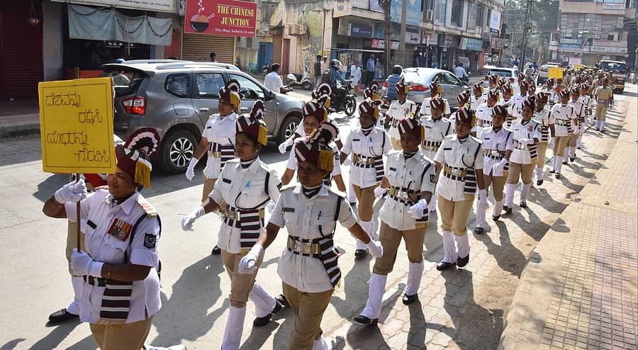 ಗೃಹ ರಕ್ಷಕ ದಳ ದಿನಾಚರಣೆ ಅಂಗವಾಗಿ, ಹುಬ್ಬಳ್ಳಿಯ ಪ್ರಮುಖ ರಸ್ತೆಗಳಲ್ಲಿ ಗೃಹ ರಕ್ಷಕ ಸಿಬ್ಬಂದಿ ಗುರುವಾರ ಪಥ ಸಂಚಲನ ನಡೆಸಿದರು