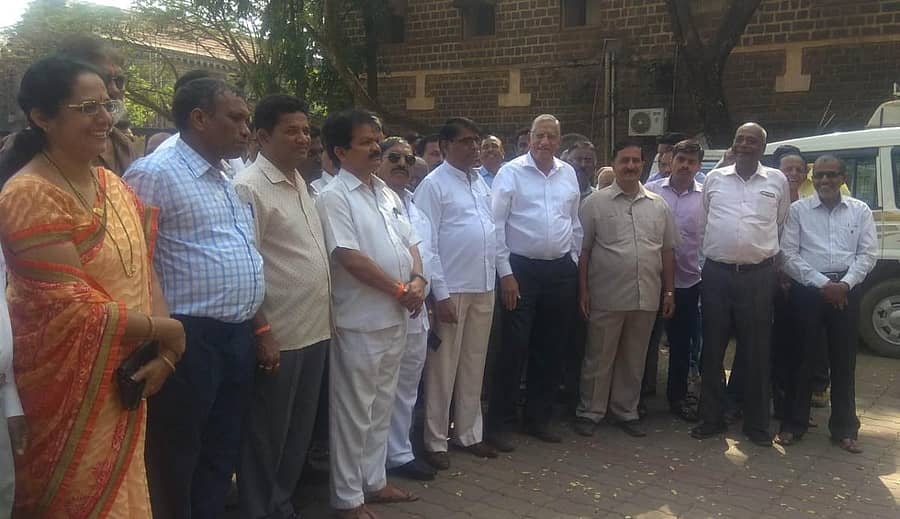 ಬೆಳಗಾವಿ ಜಿಲ್ಲಾಧಿಕಾರಿ ಕಚೇರಿ ಆಚರಣದಲ್ಲಿ ಗುರುವಾರ, ಮಹಾರಾಷ್ಟ್ರ ಏಕೀಕರಣ ಸಮೀತಿ ಮೇಲೆ ಗಂಭೀರ ಆರೋಪ ಮಾಡಿರುವ ಭೀಮಾಶಂಕರ ಪಾಟೀಲ ವಿರುದ್ಧ ಕ್ರಮ ಕೈಗೊಳ್ಳುವಂತೆ ಒತ್ತಾಯಿಸಿ ಎಂಇಎಸ್ ಕಾರ್ಯಕರ್ತರು ಪ್ರತಿಭಟನೆ ನಡೆಸಿದರು.