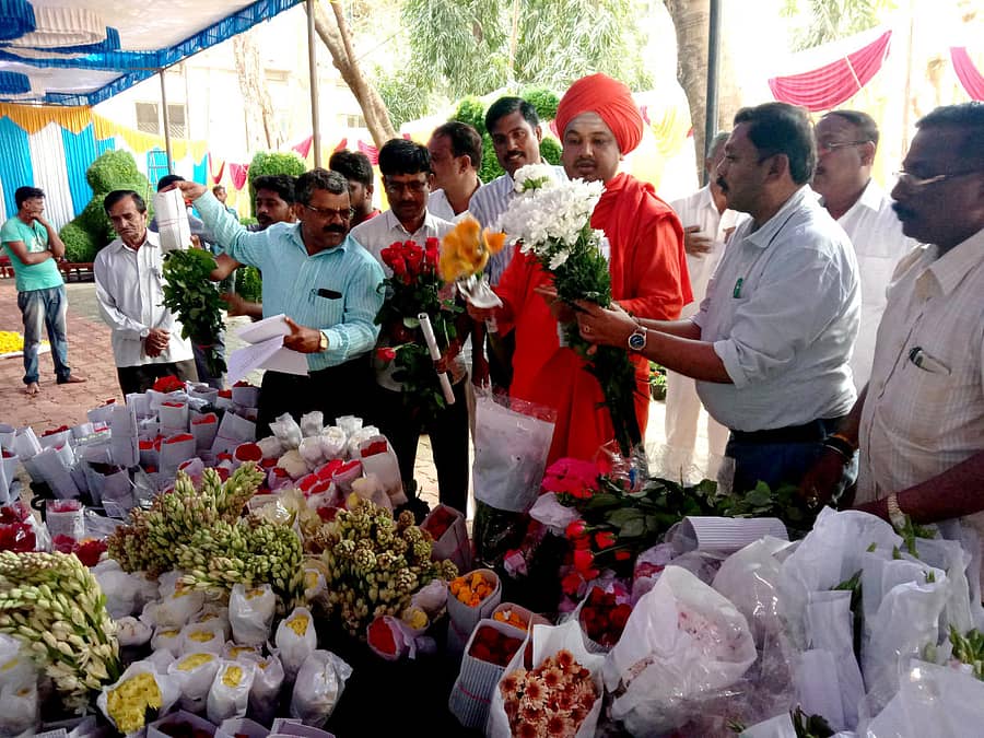 ಹುಕ್ಕೇರಿಮಠದ ಜಾತ್ರೆ ಅಂಗವಾಗಿ ಫಲಪುಷ್ಟ ಪ್ರದರ್ಶನವನ್ನು ಸದಾಶಿವ ಸ್ವಾಮೀಜಿ ಗುರುವಾರ ವೀಕ್ಷಿಸಿದರು