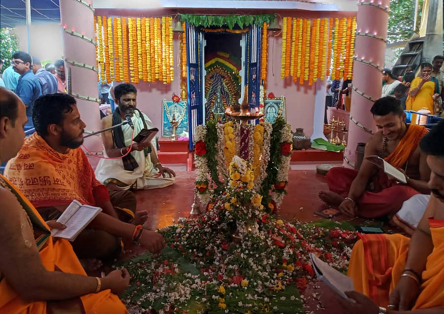 ವಿರಾಜಪೇಟೆಯ ಅಯ್ಯಪ್ಪ ದೇವಾಲಯದ ವಾರ್ಷಿಕ ಉತ್ಸವದ ಅಂಗವಾಗಿ ವಿಶೇಷ ಧಾರ್ಮಿಕ ಪೂಜಾ ಕಾರ್ಯಕ್ರಮಗಳನ್ನು ದೇವಾಲಯದಲ್ಲಿ ಏರ್ಪಡಿಸಲಾಗಿತ್ತು