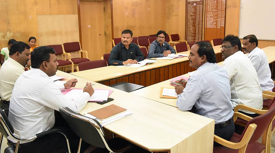 ರಾಯಚೂರು ಜಿಲ್ಲಾಧಿಕಾರಿ ಆರ್.ವೆಂಕಟೇಶಕುಮಾರ್ ಅಧ್ಯಕ್ಷತೆಯಲ್ಲಿ ‘ಜಿಲ್ಲಾಮಟ್ಟದ ರಾಜ್ಯ ಸರ್ಕಾರಿ ನೌಕರರ ಕ್ರೀಡಾಕೂಟದ ಪೂರ್ವಭಾವಿ ಸಭೆ’ ಗುರುವಾರ ನಡೆಯಿತು